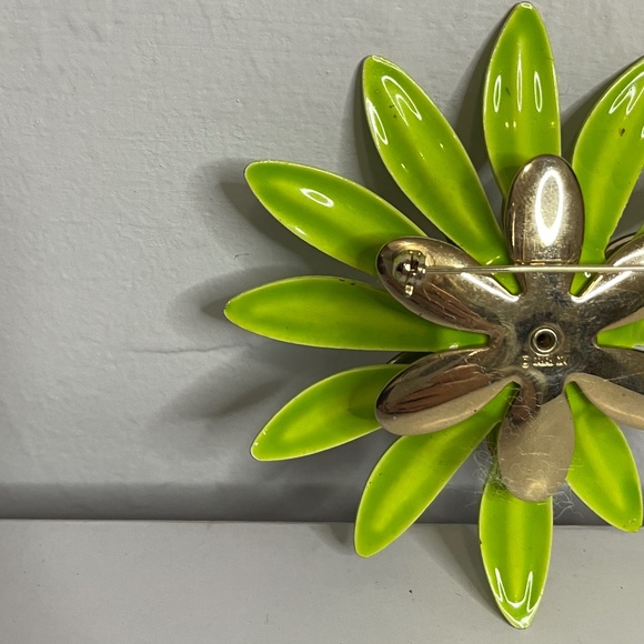 HP 💕 sixties mod chartreuse lime green metallic daisy broach w gold center pin! - Picture 12 of 14